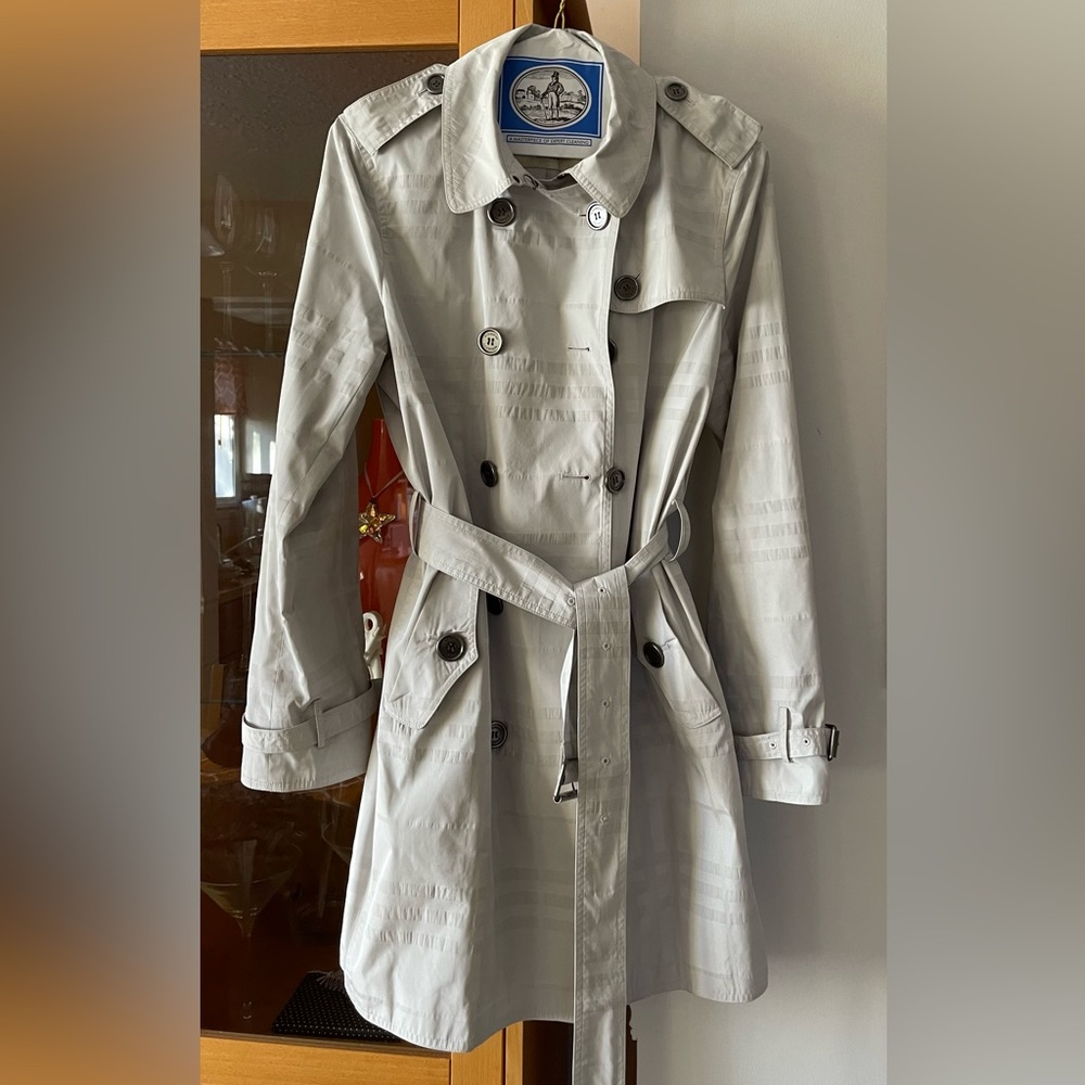 100% Authentic Burberry London gray nova plaid trench coat M, US 8 like new